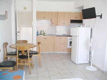 Renos Hotel Apts Polis Buitenkant foto